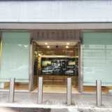 ...che noi varchiamo per andare a incontrare Pinuccio, l'ultraottantenne proprietario della boutique